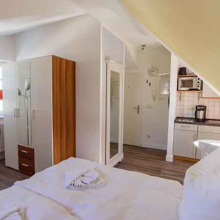- Apt. 04 * Binz